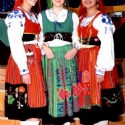 Trois jeunes danseuses en costume traditionnel 