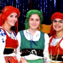 Trois jeunes danseuses en costume traditionnel portugais